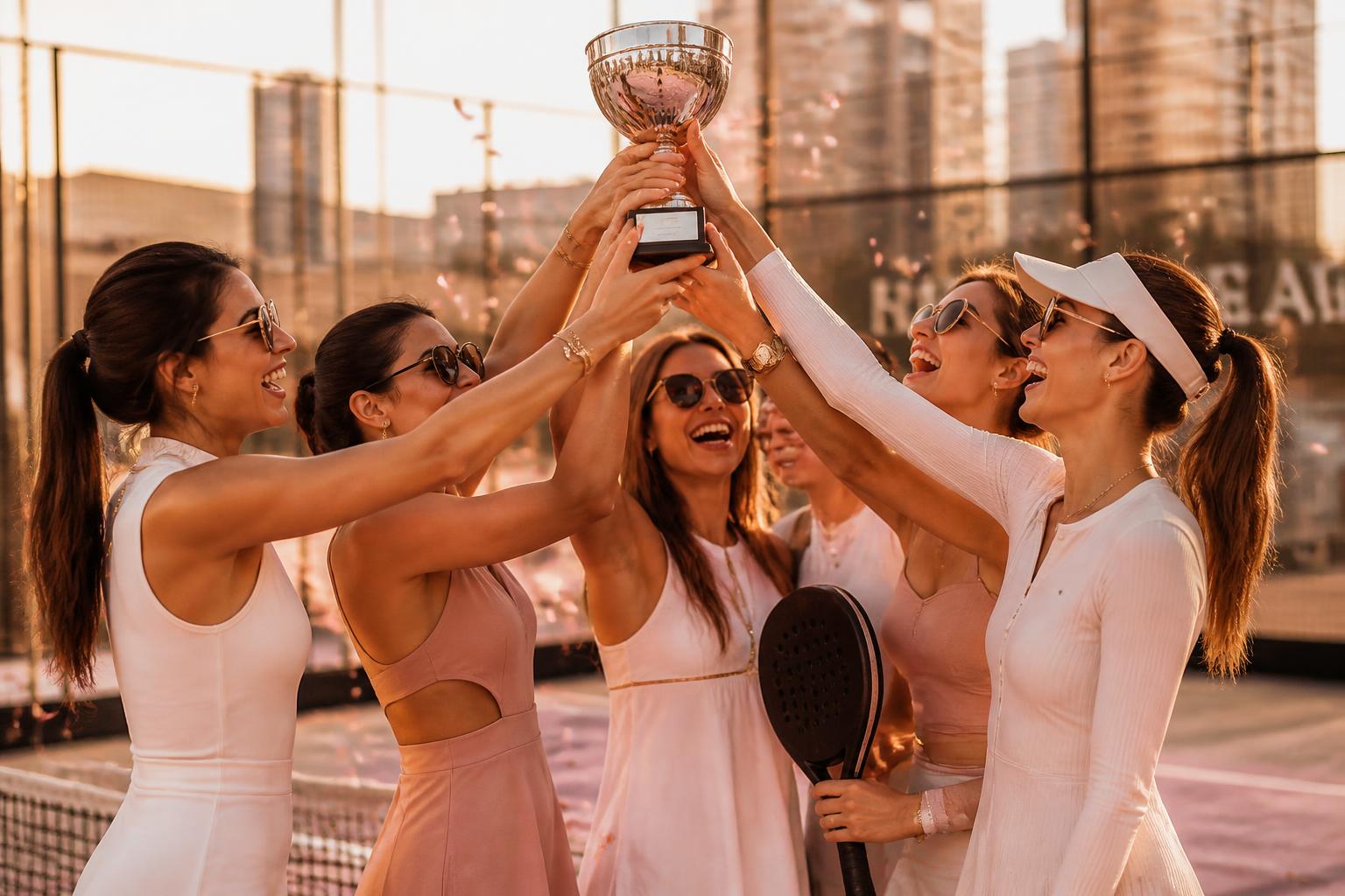 Mulheres celebrando a vitória